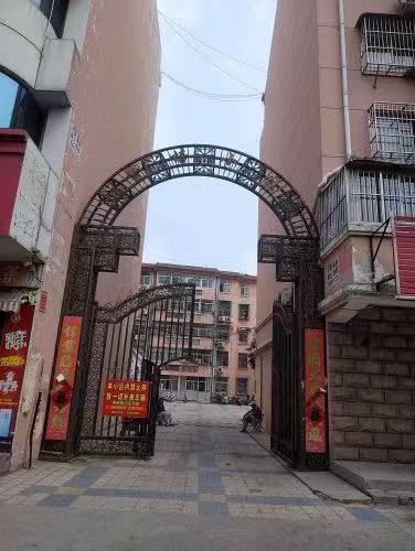 警培小区   顶楼  三室两厅  价格合适