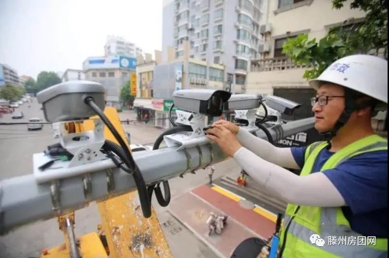 滕州府前路启用“智慧停车”监控系统