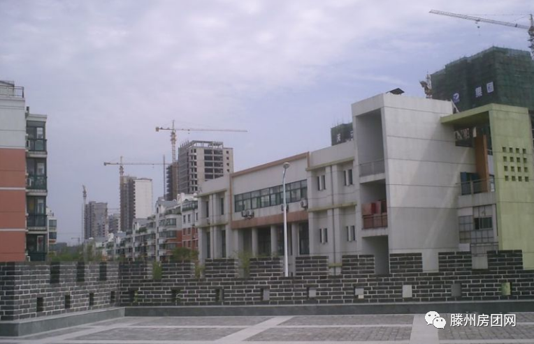 满是工地的滕州城区，你能猜出这些都是哪年的照片？哪些小区么？(图10)
