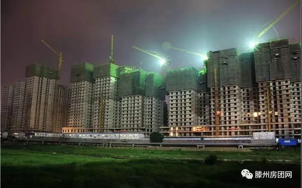 满是工地的滕州城区，你能猜出这些都是哪年的照片？哪些小区么？(图11)