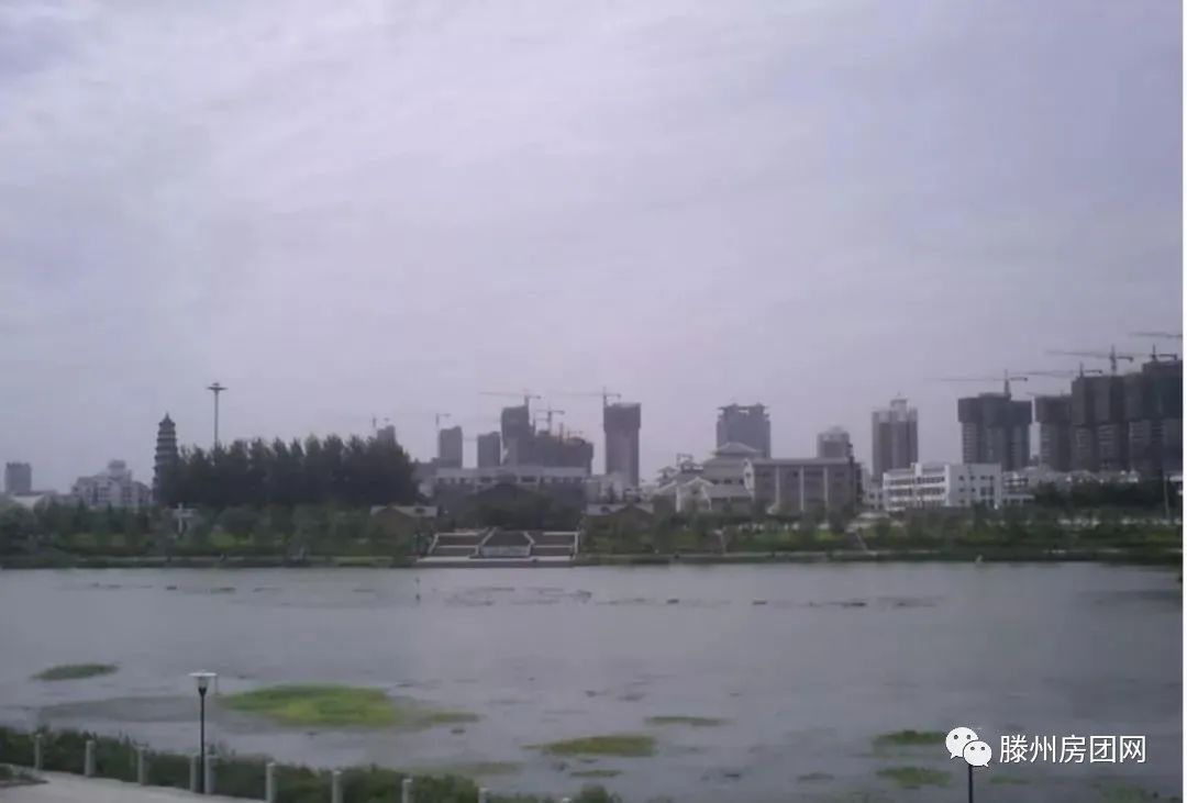 满是工地的滕州城区，你能猜出这些都是哪年的照片？哪些小区么？(图15)