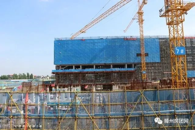 滕州市人民医院新院区主体建设推进中 滕龙路进行水稳施工(图3)