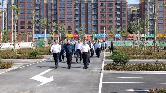 新鲜！滕州城西振兴路建设了一个游园停车场(图1)