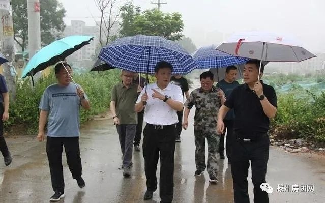城建集团组织相关人员到孙庄居区域改造建设工程现场办公(图1)